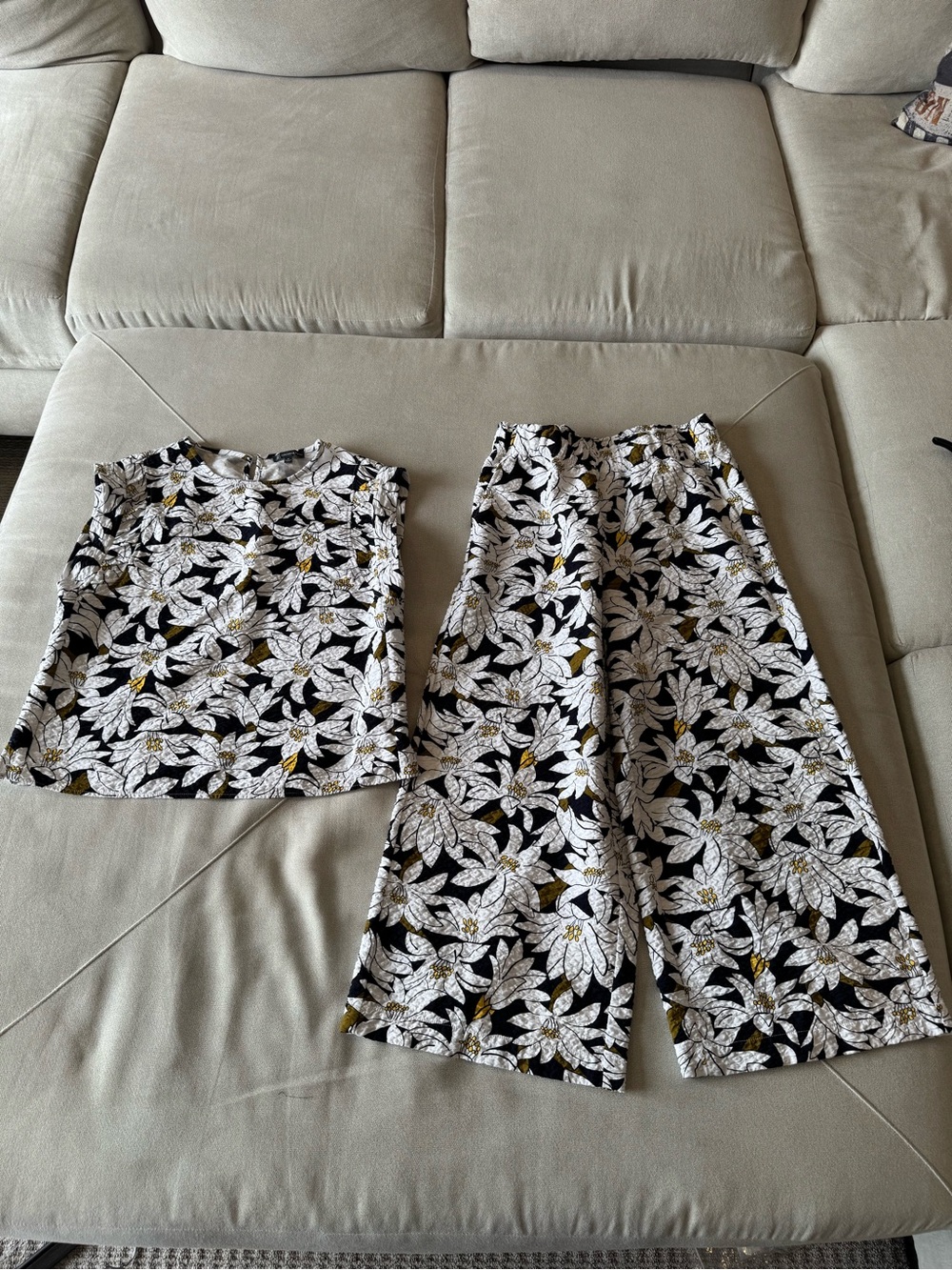 Black Floral Print Women’s Top & Wide-Leg 3/4 length Bottoms Set
